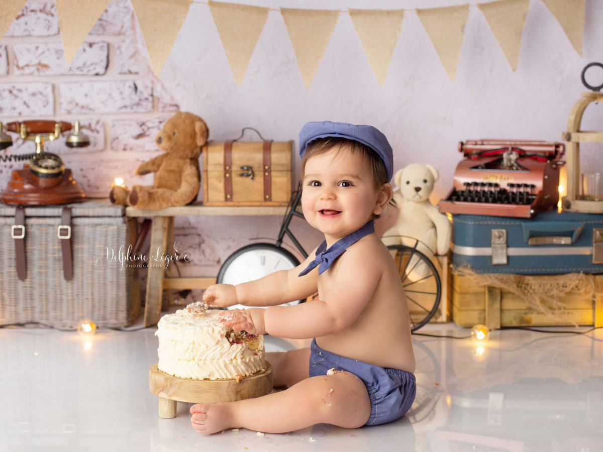 Fond photo bébé et smash cake Bicyclette – décor vintage avec bicyclette, valises et fanions | Colors&Drops
