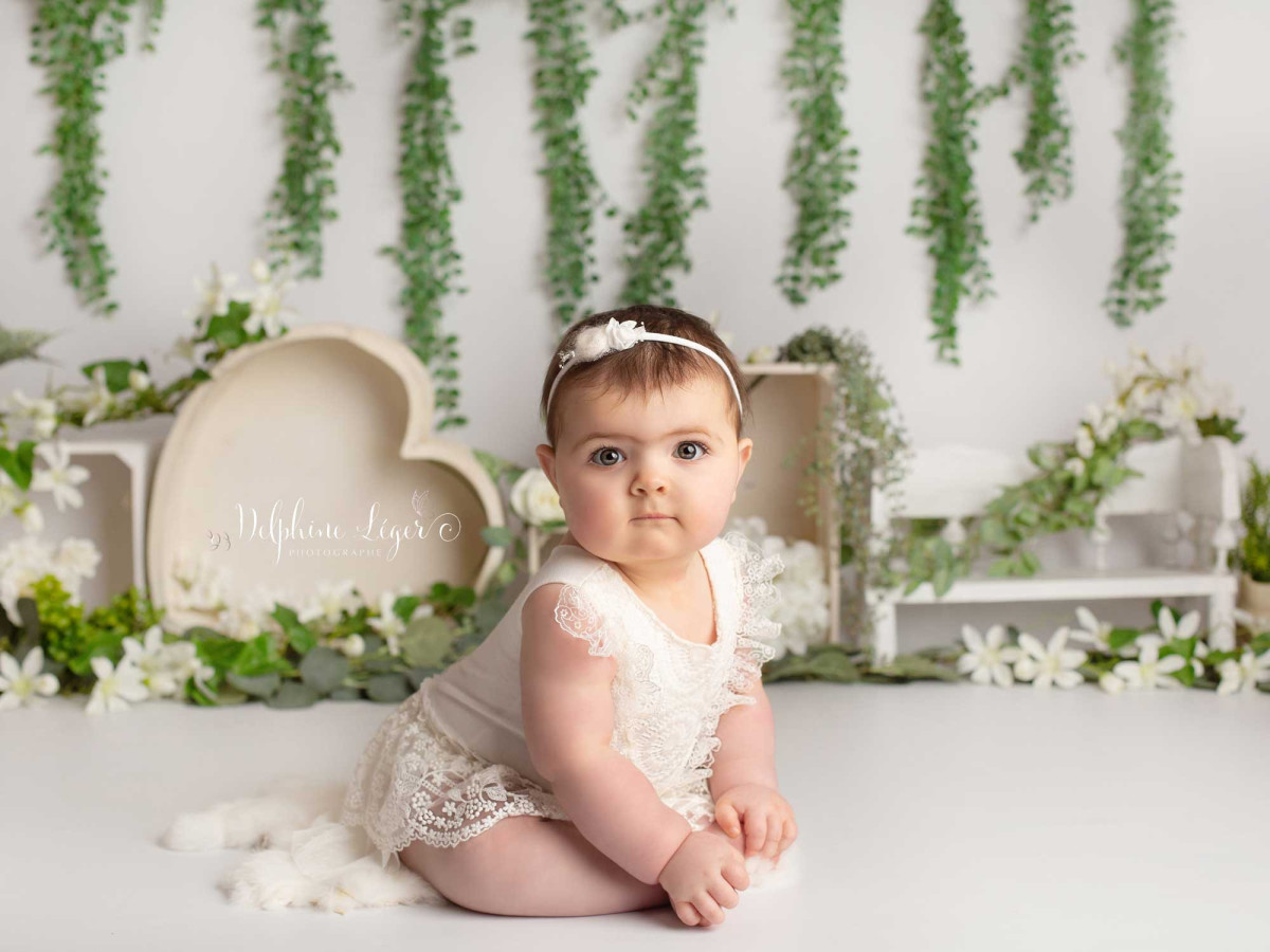 Fond photo bébé et smash cake Penelope – décor de verdure suspendue avec cœur en bois | Colors&Drops