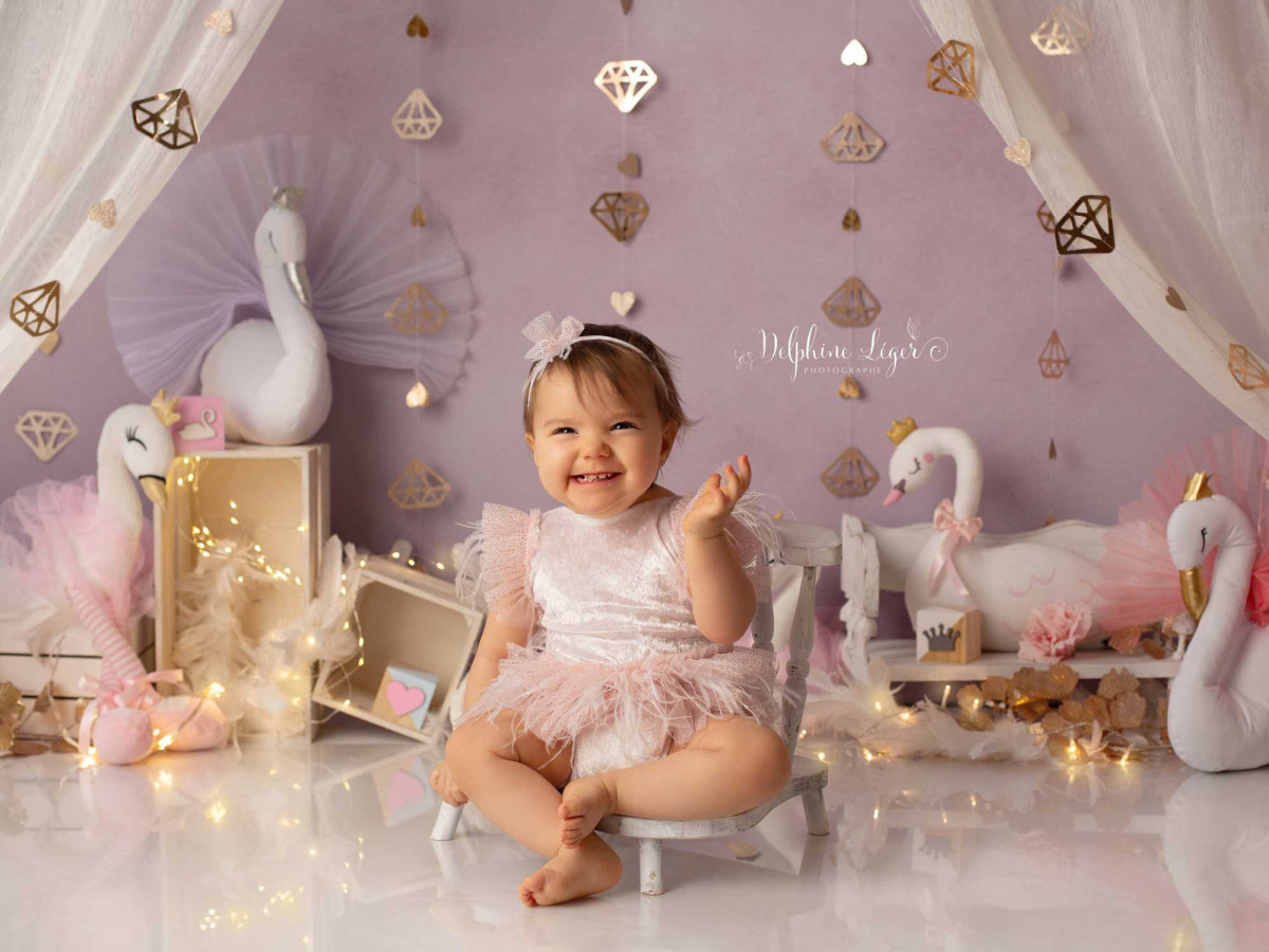 Fond photo bébé et smash cake Swan – décor cygnes blancs avec rideaux et voilages roses | Colors&Drops