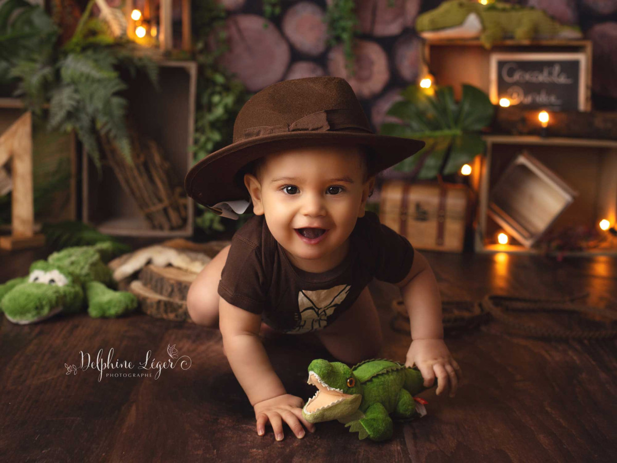 Baby & cake smash photo backdrop Dundee – jungle set with logs, plants and plush crocodiles | Colors&Drops