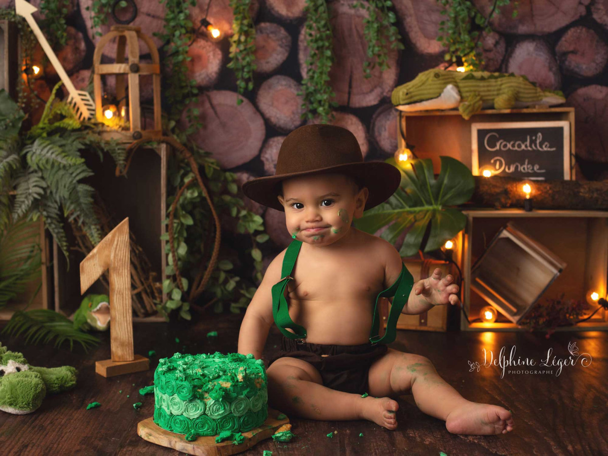 Baby & cake smash photo backdrop Dundee – jungle set with logs, plants and plush crocodiles | Colors&Drops