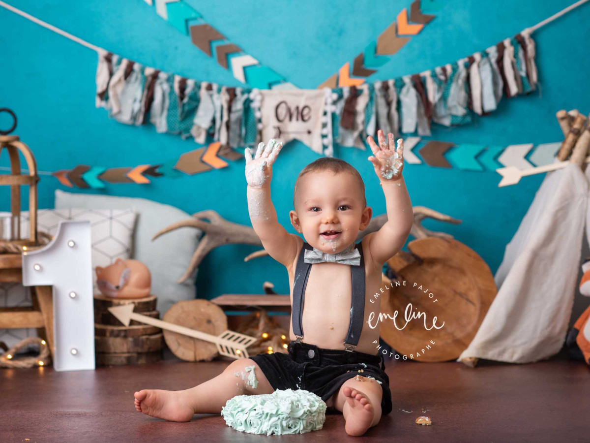 Fond photo bébé et smash cake Indian Fox – décor bohème avec tipi, renard et flèches | Colors&Drops