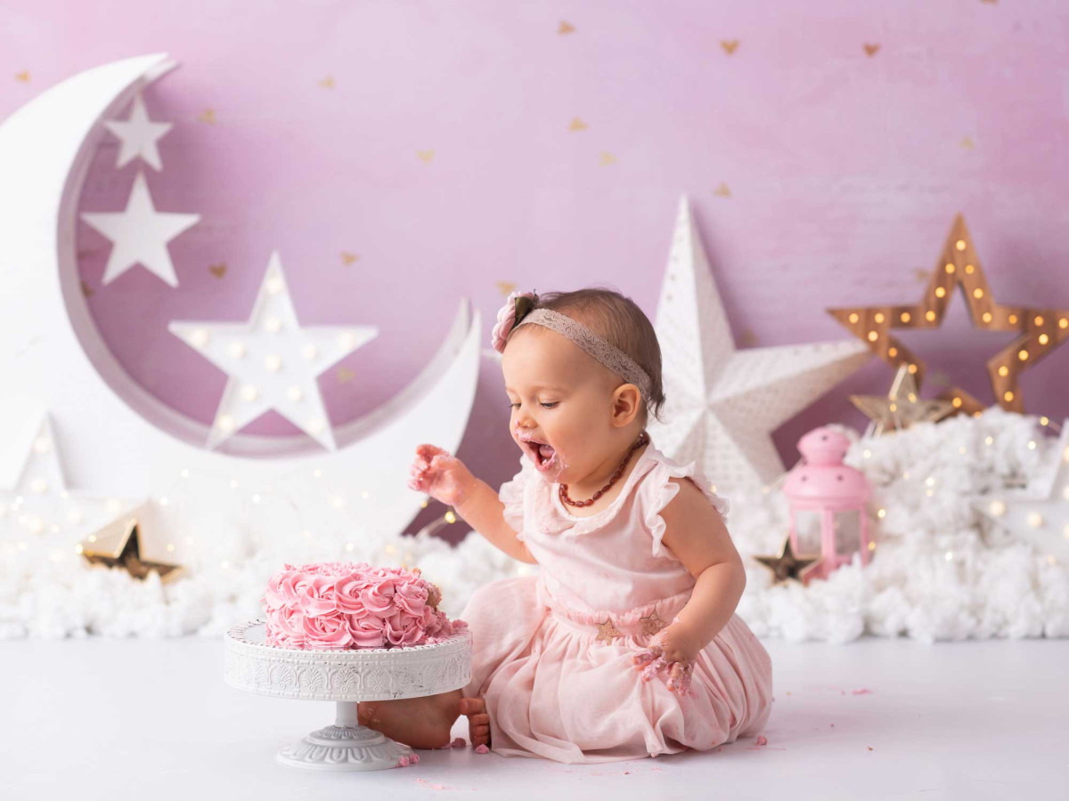 Fondo fotográfico de bebé y smash cake La Bas – luna y estrellas sobre nubes en fondo rosa | Colors&Drops