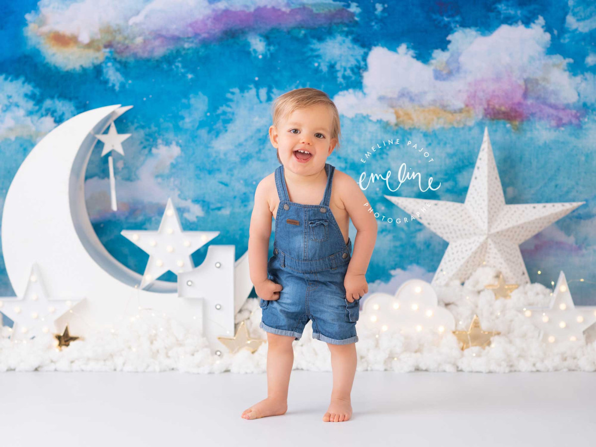 Fond photo bébé et smash cake La Haut – lune et étoiles blanches sur ciel nuageux | Colors&Drops