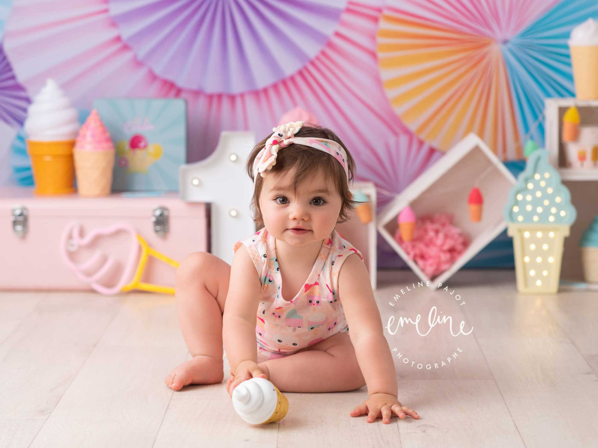 Fond photo bébé et smash cake Sorbet – décor sorbet avec rosaces en papier et glaces | Colors&Drops