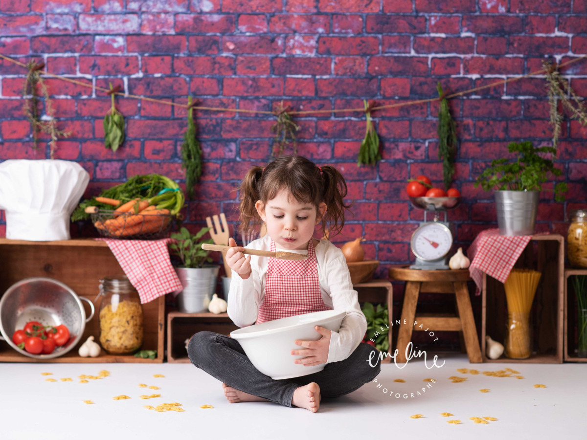 Fond photo bébé et smash cake Ratatouille – cuisine de chef avec mur en brique et légumes | Colors&Drops