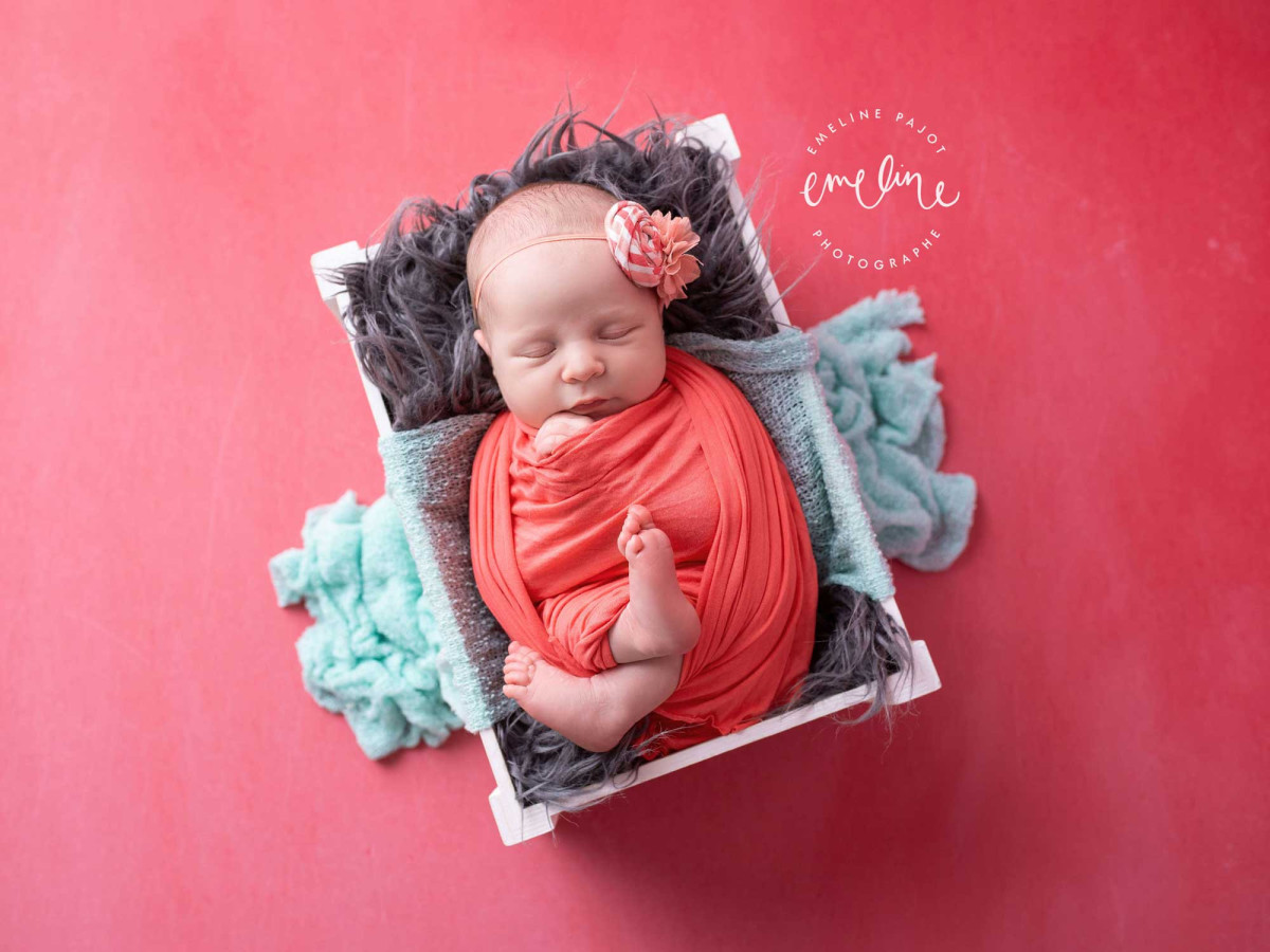Coral red textured photo backdrop & floor Pamplemousse – grapefruit red painted texture | Colors&Drops
