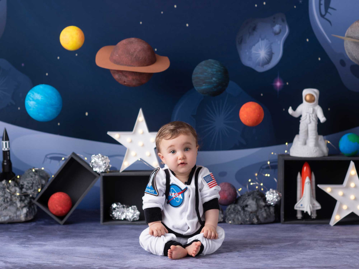 Fondo fotográfico de bebé y smash cake Armstrong – decorado espacial con planetas, cohete y astronauta | Colors&Drops