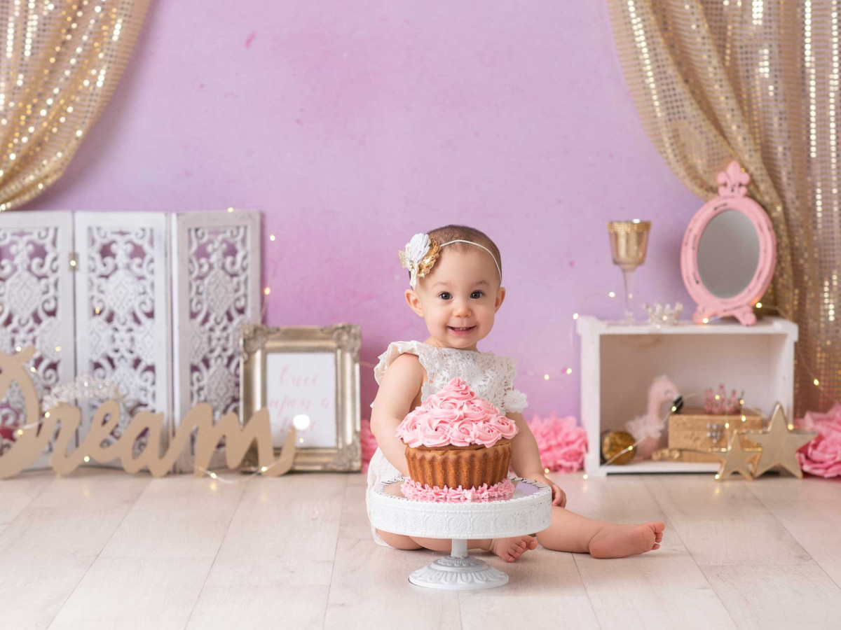 Fondo fotográfico de bebé y smash cake Once Upon a Time – decorado de princesa rosa con cortinas doradas y espejo | Colors&Drops