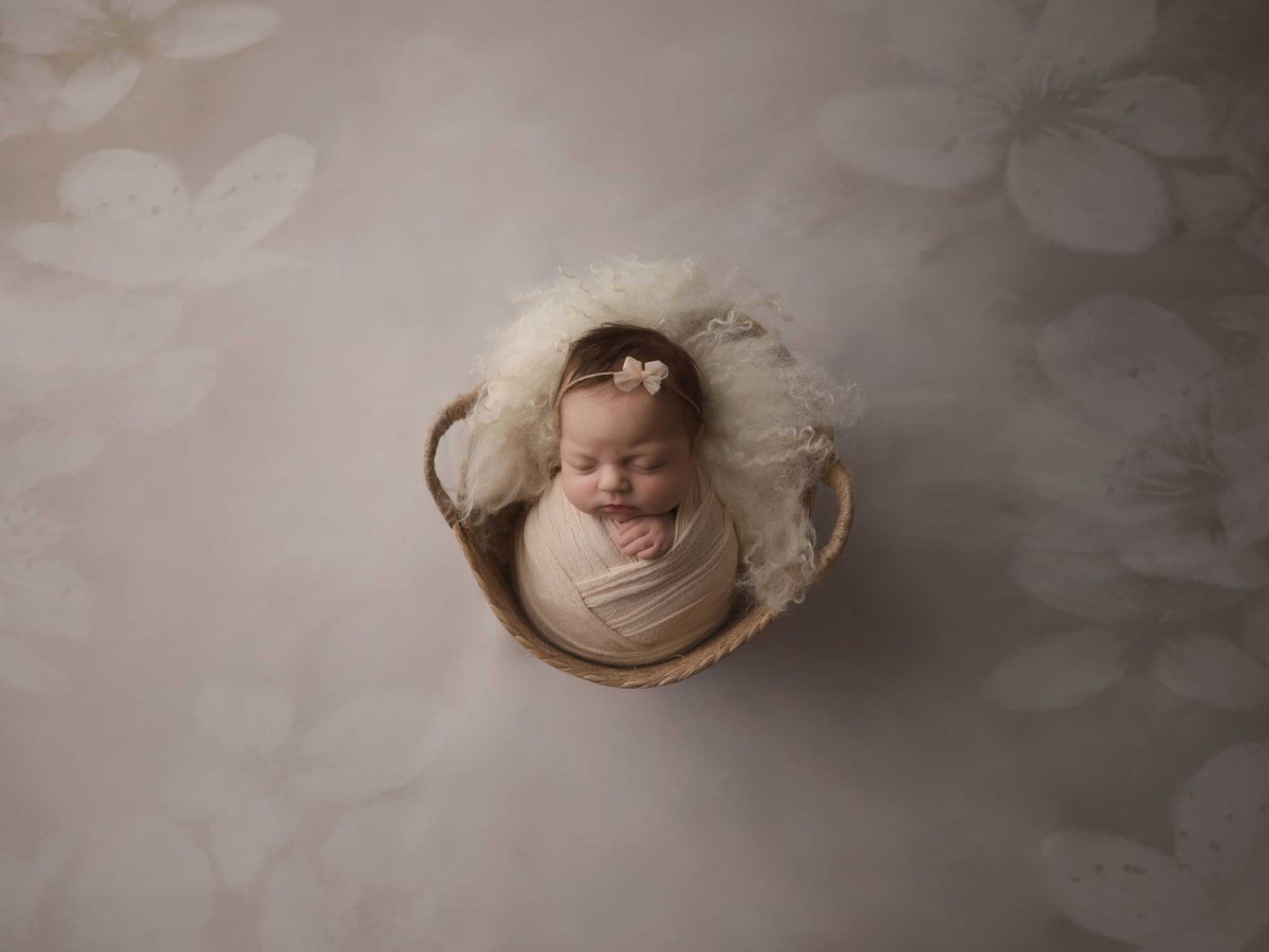 Maternity & portrait photo backdrop Cheers – white flower pattern on beige | Colors&Drops