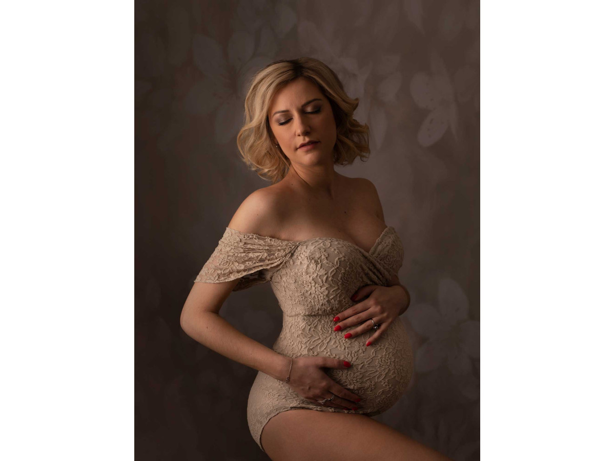 Maternity & portrait photo backdrop Cheers – white flower pattern on beige | Colors&Drops