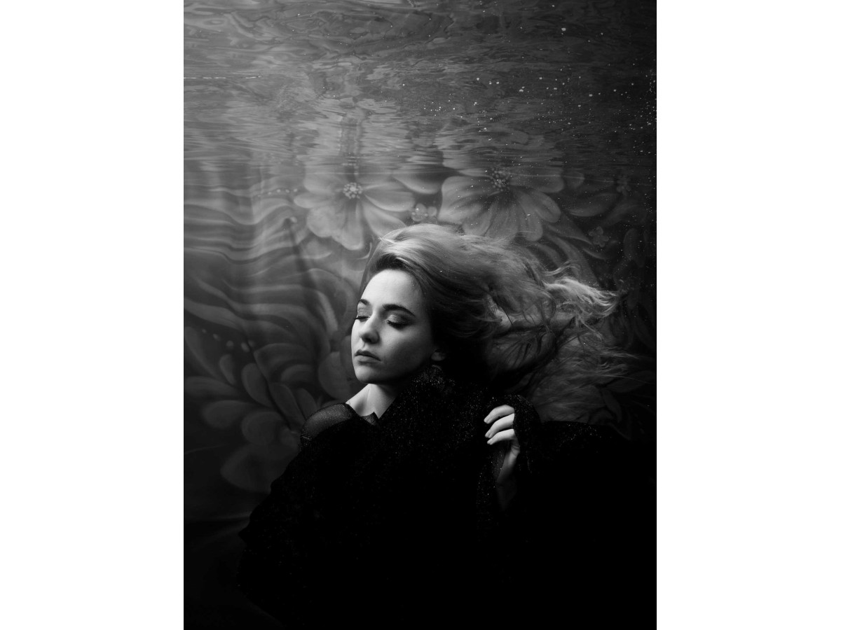 Fondo fotográfico de embarazo y retrato Fearless – flores esculpidas en relieve blanco y negro | Colors&Drops