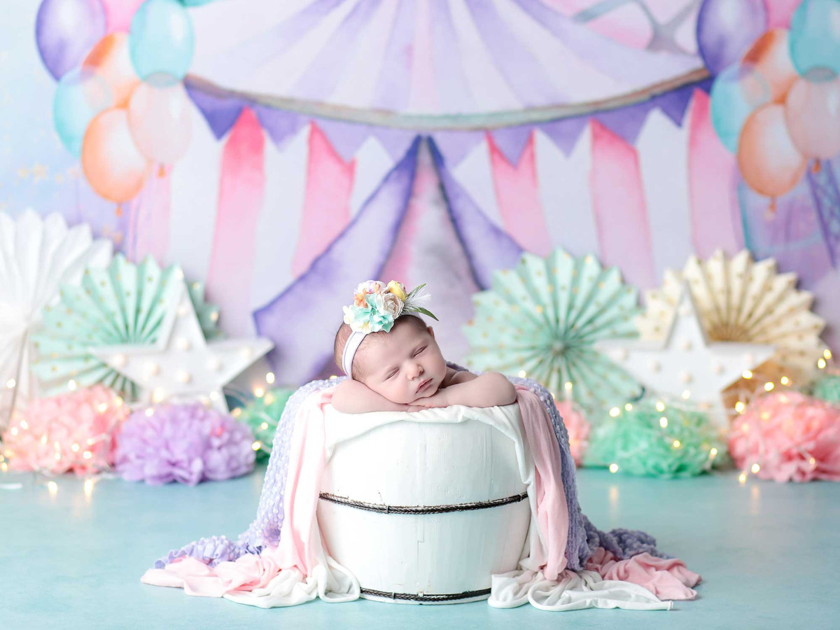 Fond photo bébé et smash cake Carnival – chapiteau de cirque pastel avec ballons et rosaces | Colors&Drops