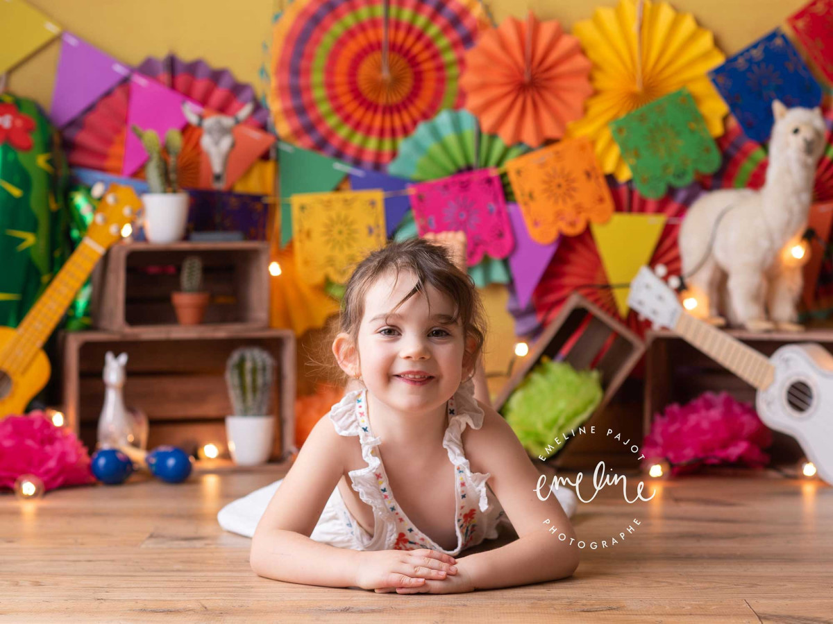Fondo fotográfico de bebé y smash cake Coco – fiesta mexicana con rosetones de papel y llama | Colors&Drops