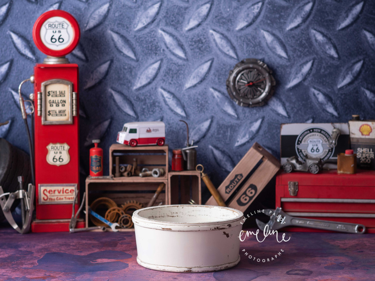 Fond photo bébé et smash cake Nico le Mecano – garage de mécanicien avec pompe à essence rouge | Colors&Drops