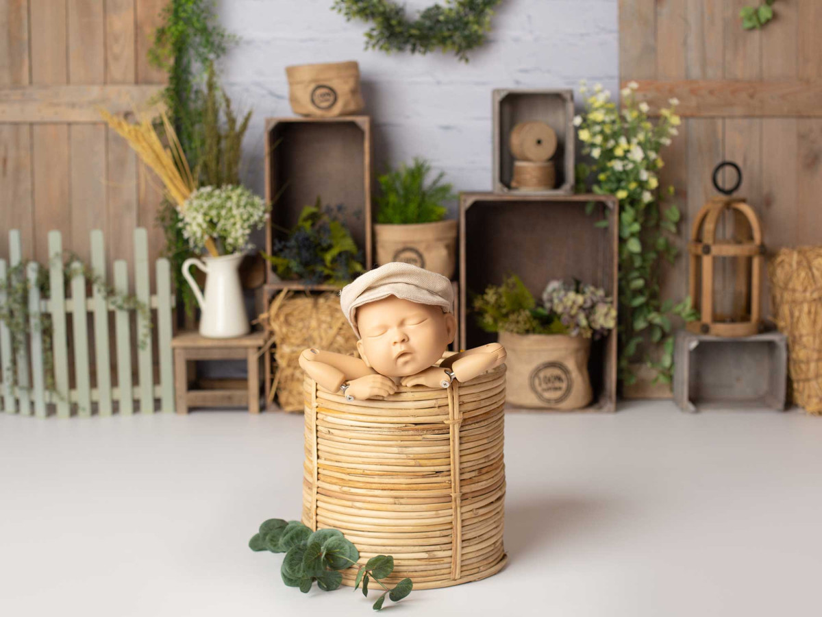 Fond photo bébé et smash cake Herboriste – décor herboriste avec caisses, botte de paille et couronne | Colors&Drops