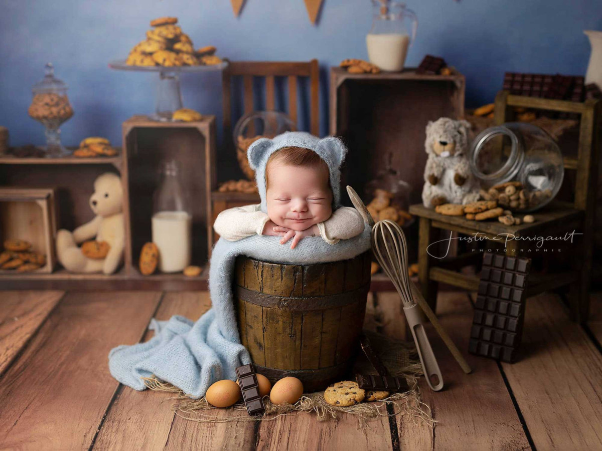 Fondo fotográfico de bebé y smash cake Cookies – decorado de galletas con banderines y cajas de madera | Colors&Drops