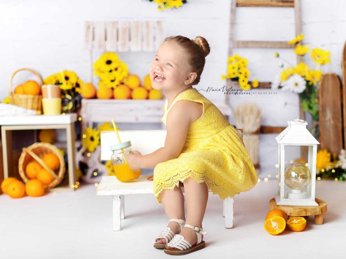 Fond photo bébé et smash cake Sunflowers – décor tournesols avec échelle et caisses en bois | Colors&Drops