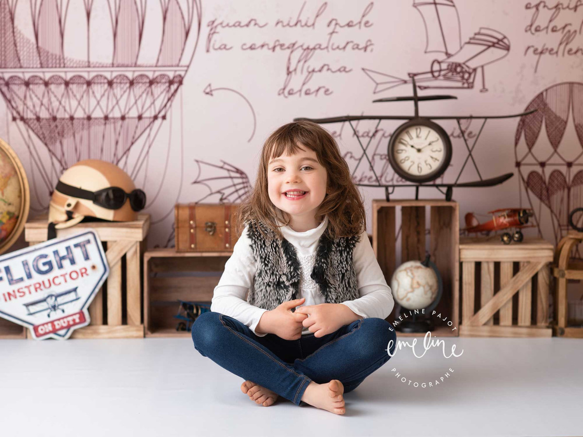 Fond photo bébé et smash cake Jules Verne – décor aviateur vintage avec montgolfières et globe | Colors&Drops