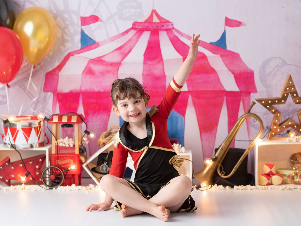 Fondo fotográfico de bebé y smash cake Pop Corn – carpa de circo con palomitas y globos | Colors&Drops