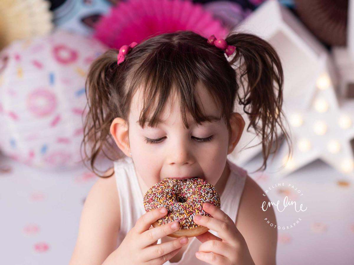 Fondo fotográfico de bebé y smash cake Donut – decorado de donuts con glaseado rosa derretido | Colors&Drops
