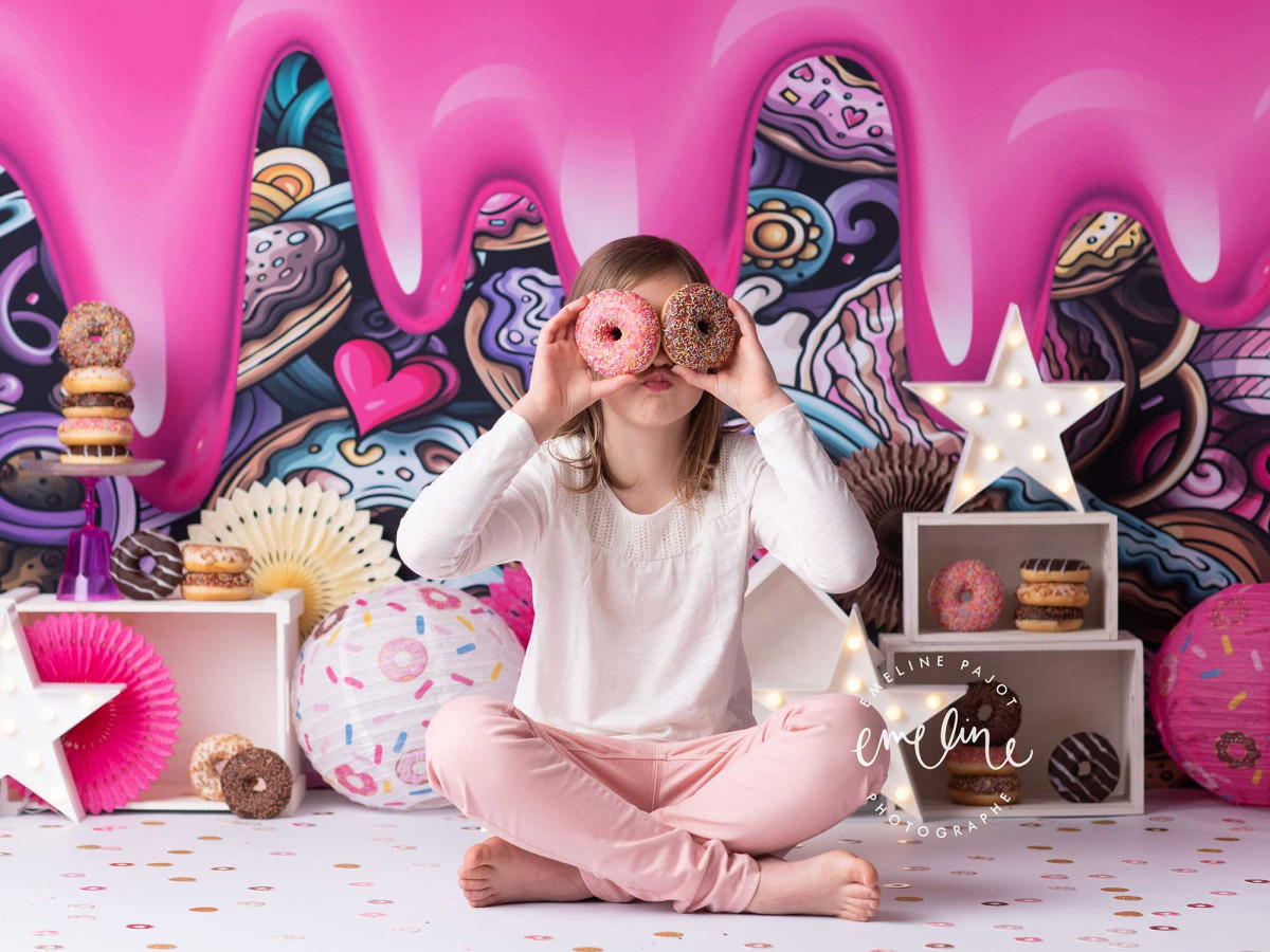 Fondo fotográfico de bebé y smash cake Donut – decorado de donuts con glaseado rosa derretido | Colors&Drops