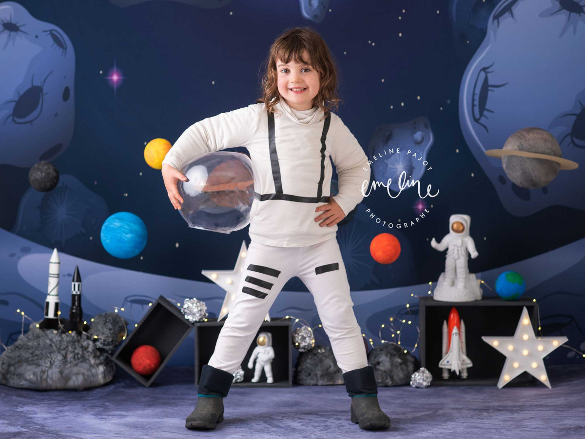 Fondo fotográfico de bebé y smash cake Armstrong – decorado espacial con planetas, cohete y astronauta | Colors&Drops