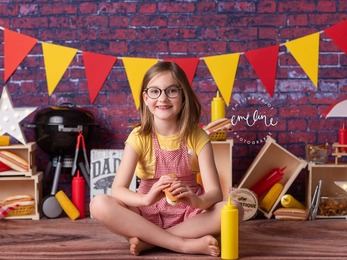 Fond photo bébé et smash cake Bbq – barbecue avec fanions et mur en brique | Colors&Drops