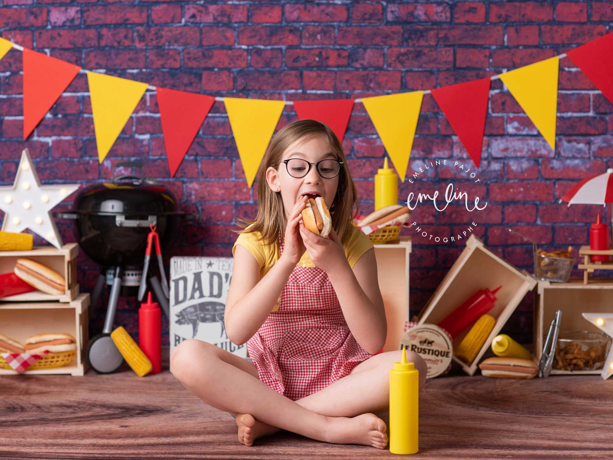 Fond photo bébé et smash cake Bbq – barbecue avec fanions et mur en brique | Colors&Drops