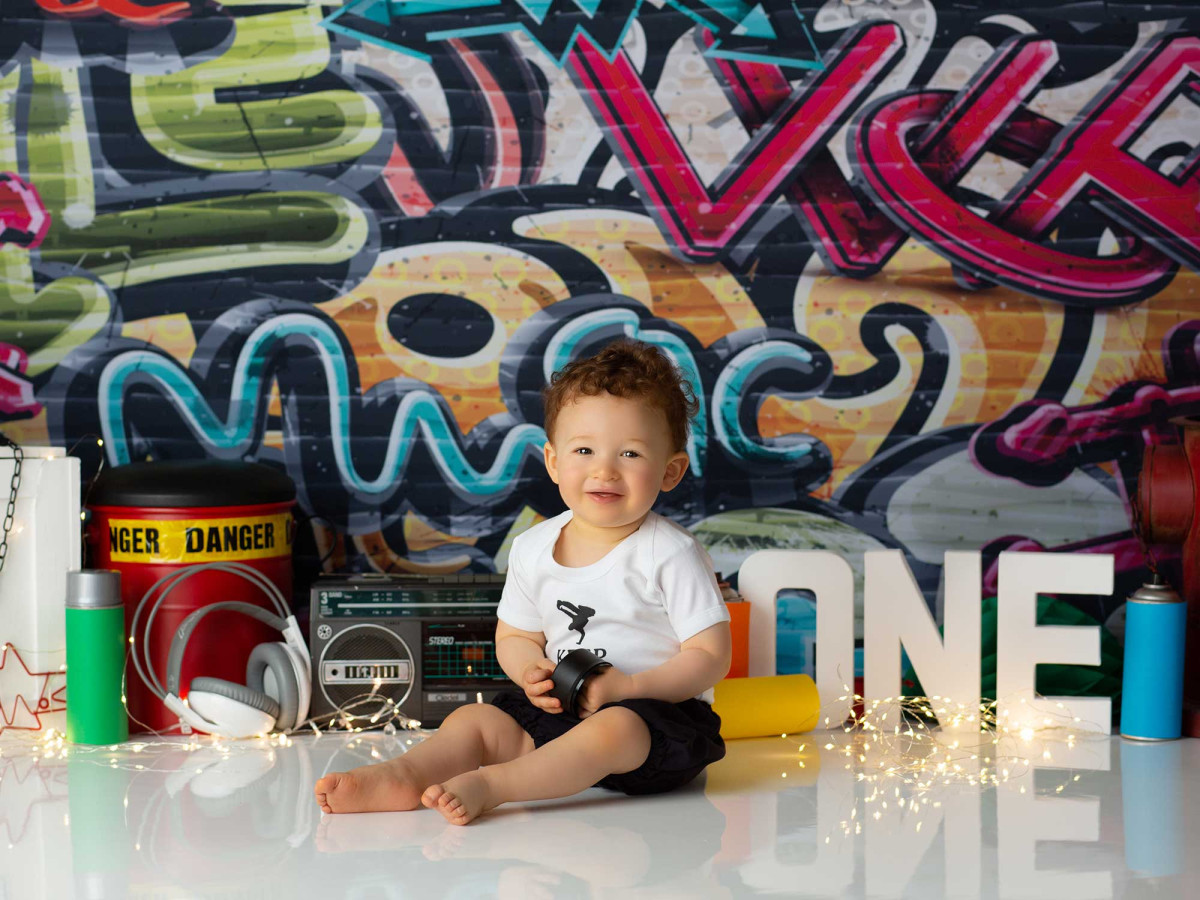 Fond photo bébé et smash cake Street – mur de graffitis street art avec radio | Colors&Drops
