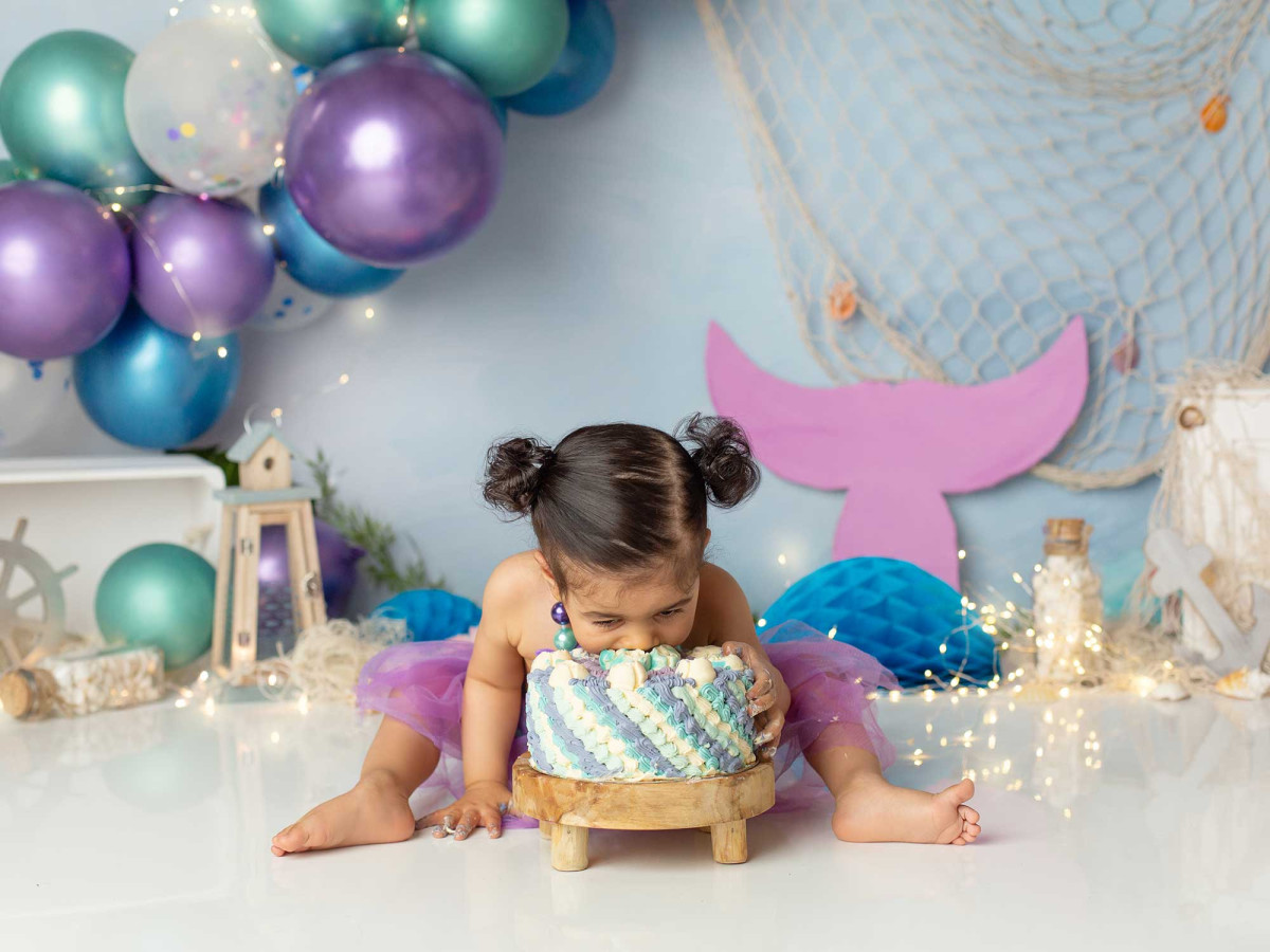 Fond photo bébé et smash cake Sirene – décor sirène avec ballons, filet de pêche et queue | Colors&Drops