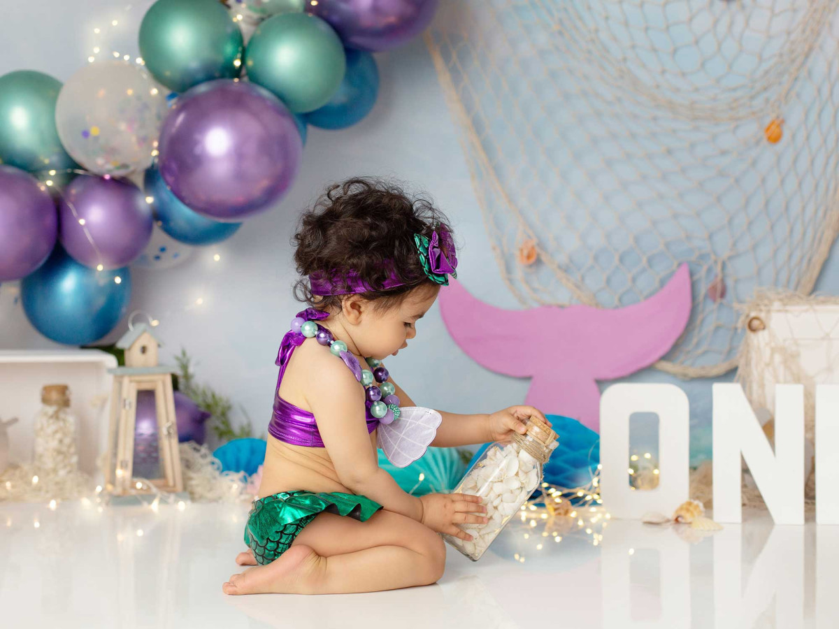 Fond photo bébé et smash cake Sirene – décor sirène avec ballons, filet de pêche et queue | Colors&Drops