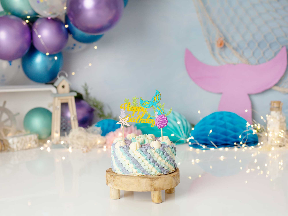 Fond photo bébé et smash cake Sirene – décor sirène avec ballons, filet de pêche et queue | Colors&Drops