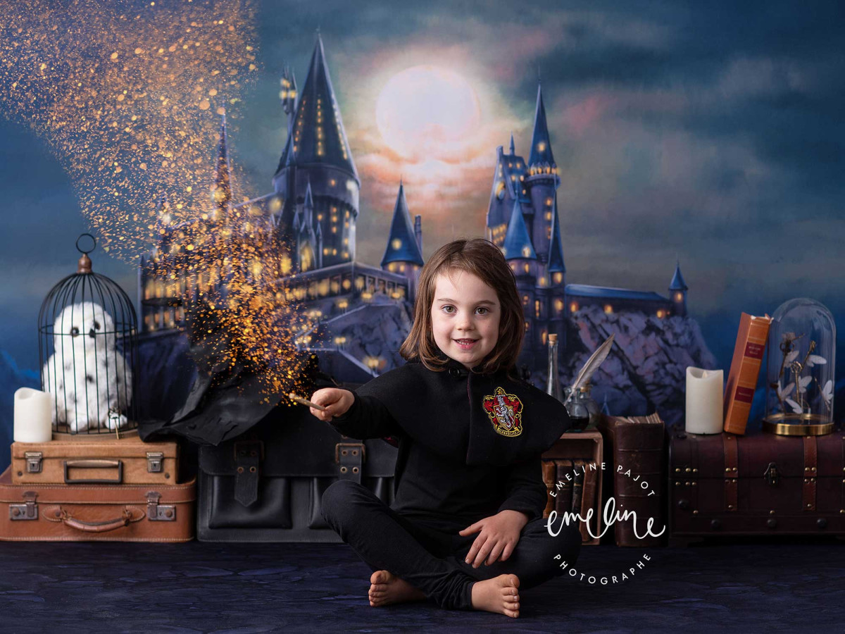 Baby & cake smash photo backdrop L'Ecole des Sorciers – wizard school with castle and suitcases | Colors&Drops