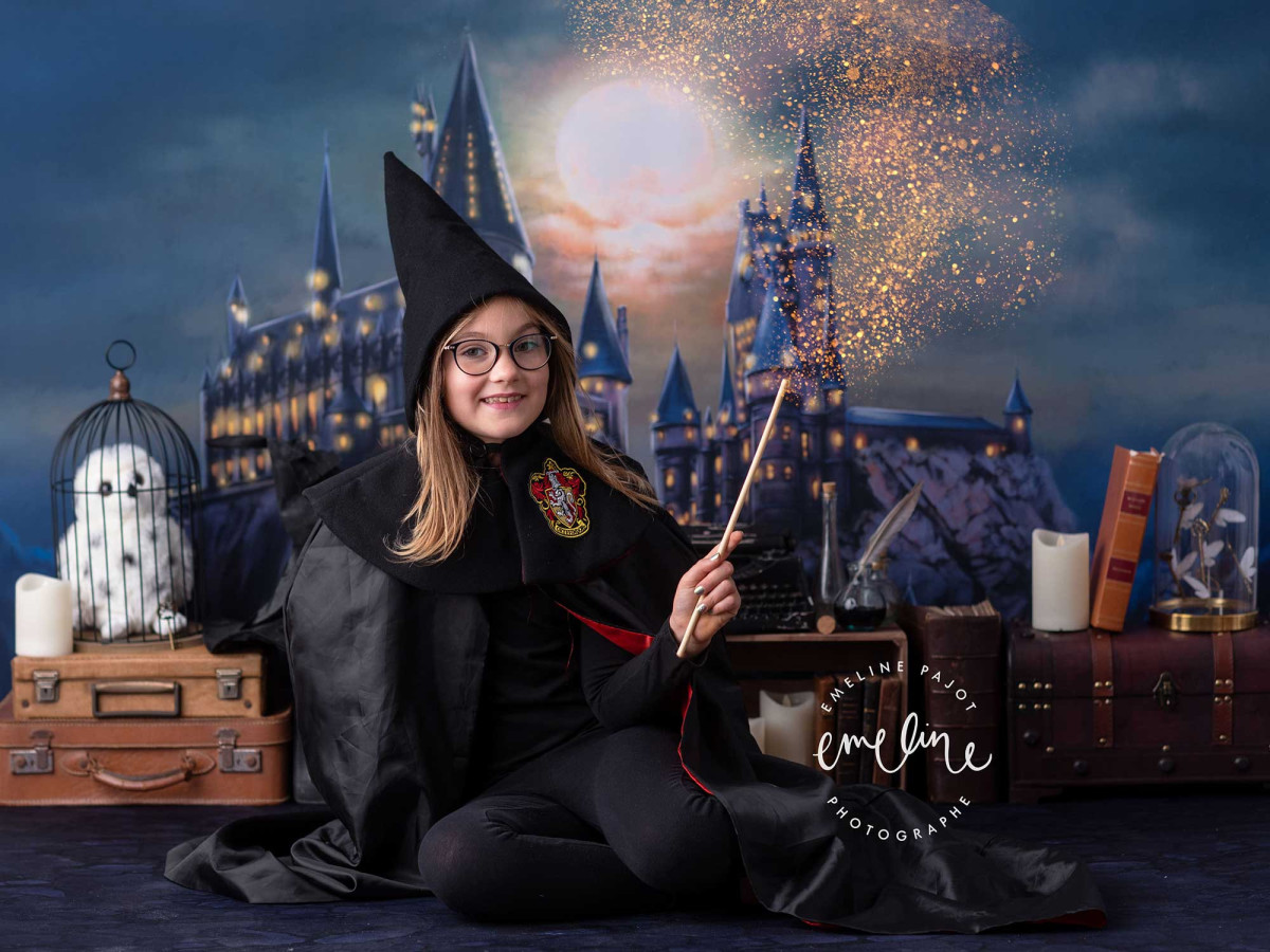 Fond photo bébé et smash cake L'Ecole des Sorciers – école de sorciers avec château et valises | Colors&Drops