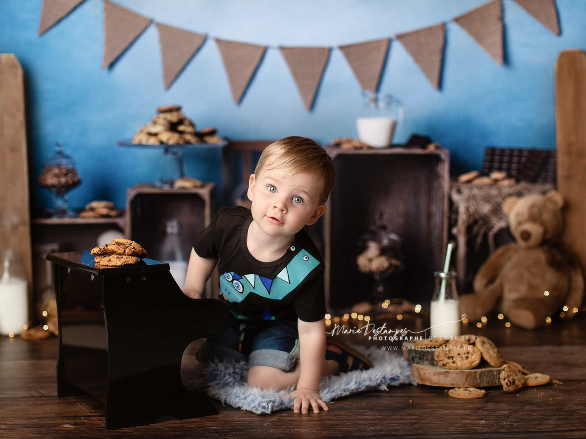 Fondo fotográfico de bebé y smash cake Cookies – decorado de galletas con banderines y cajas de madera | Colors&Drops