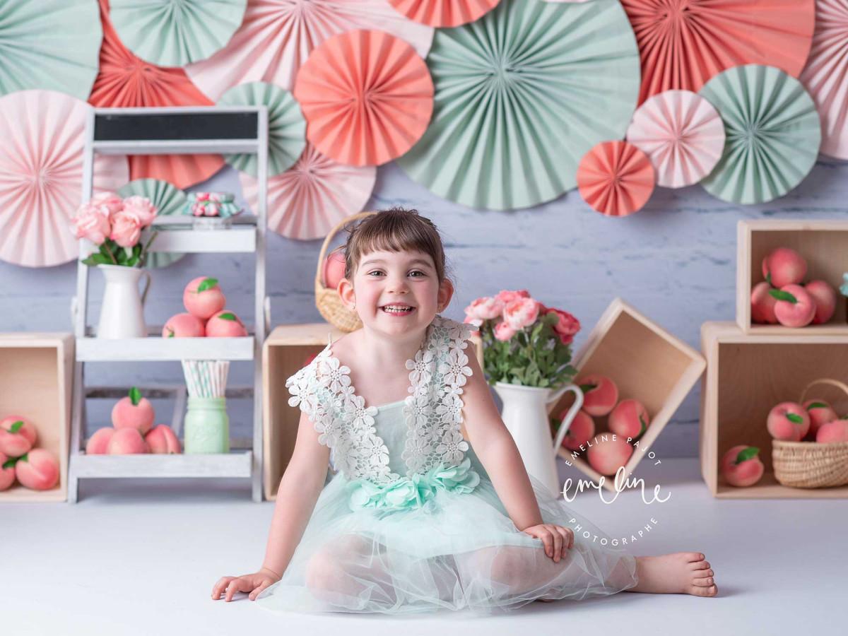 Baby & cake smash photo backdrop Peach Melba – peach set with paper fans and crates | Colors&Drops