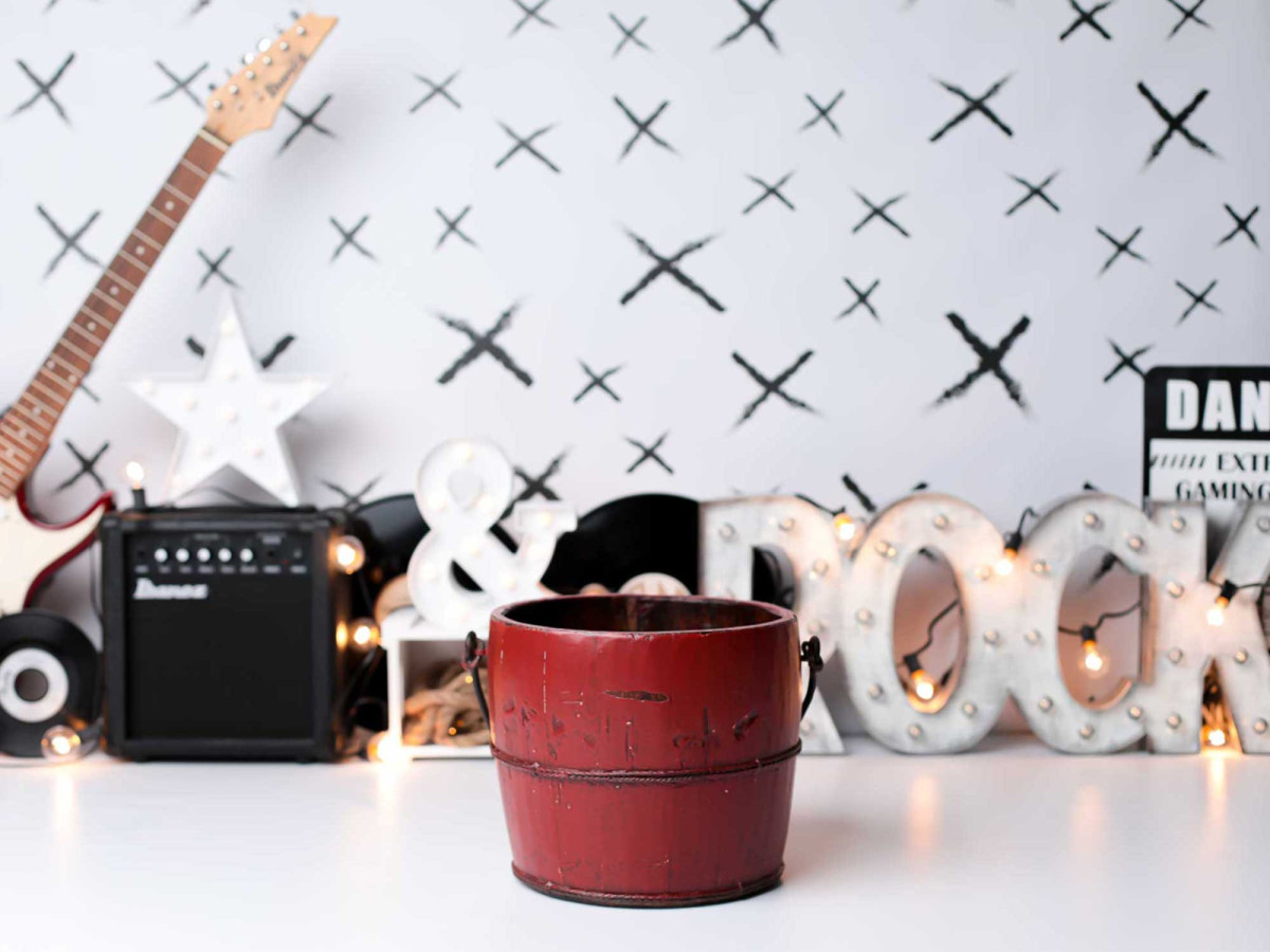 Fond photo bébé et smash cake Roxanne – décor rock avec guitare électrique et ampli | Colors&Drops