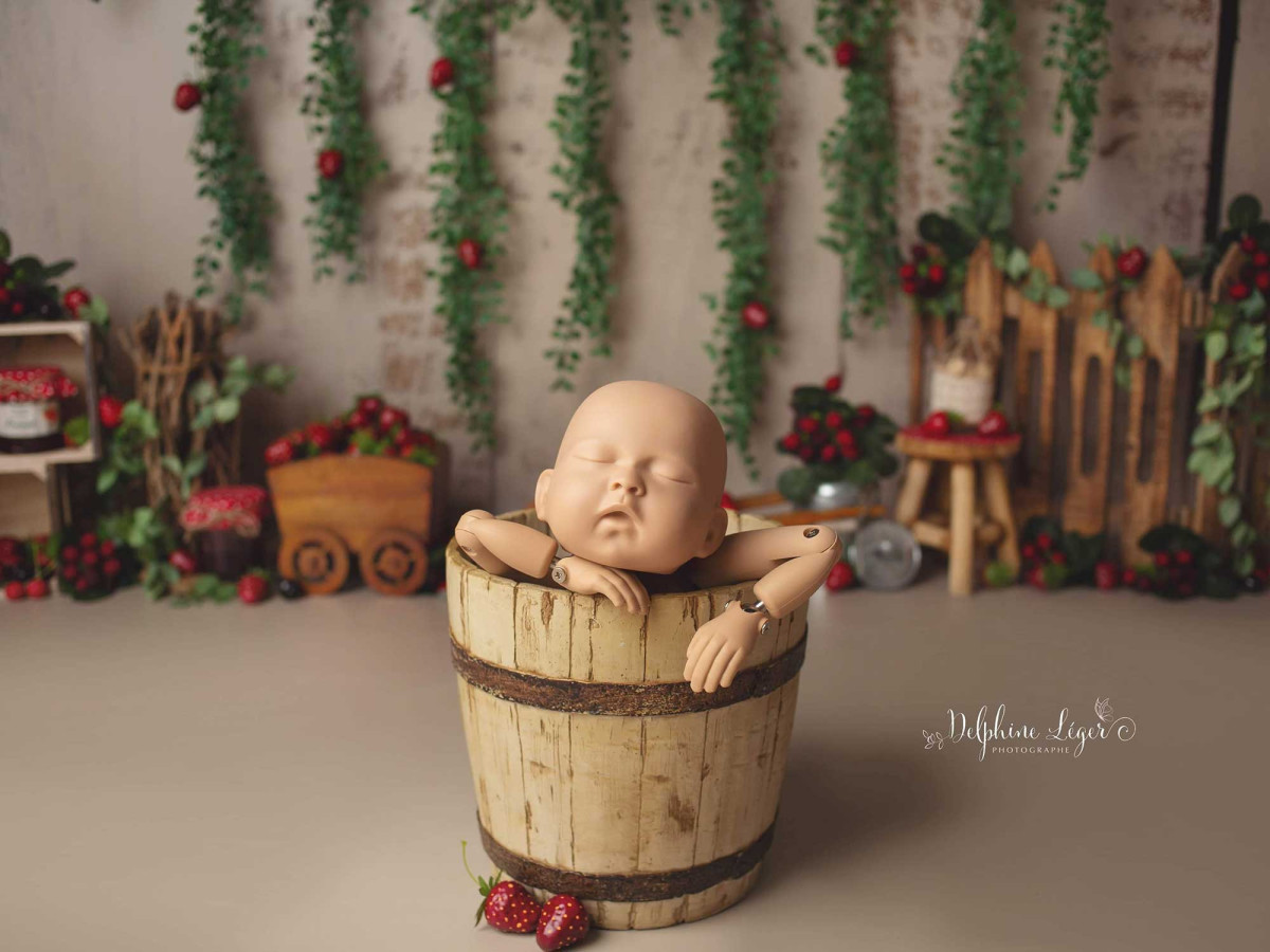 Fondo fotográfico de bebé y smash cake Fraises des Bois – decorado de fresas silvestres con hiedra y cajas | Colors&Drops