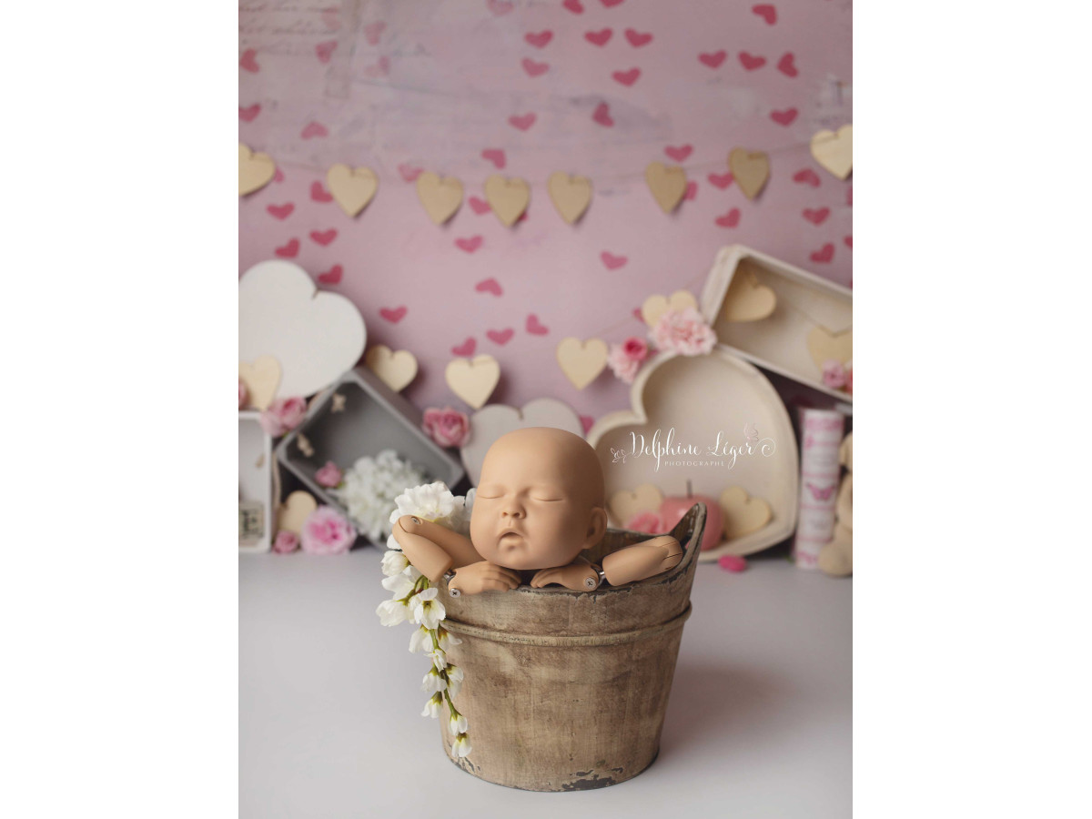 Fond photo Saint-Valentin Amourette – décor Saint-Valentin avec cœurs et caisses roses | Colors&Drops