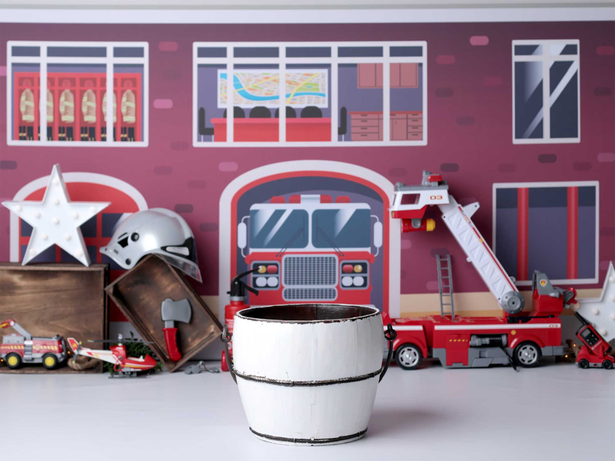 Fondo fotográfico de bebé y smash cake Fire Station – estación de bomberos con camión rojo | Colors&Drops