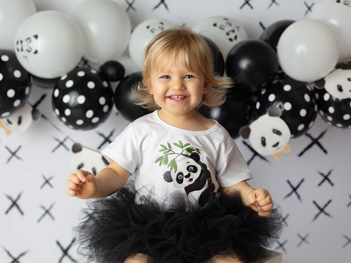 Fondo fotográfico de bebé y smash cake Pandy – guirnalda de globos blancos y negros con pandas | Colors&Drops