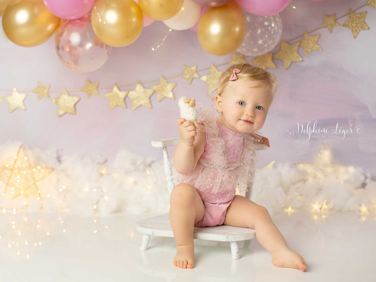 Baby & cake smash photo backdrop Rosegold – rose gold balloons and gold stars on clouds | Colors&Drops