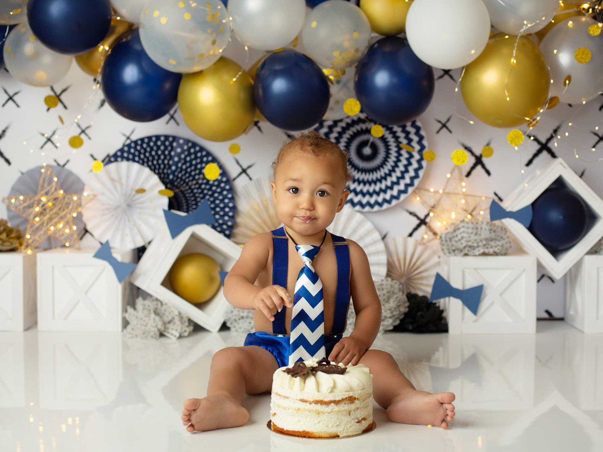 Fond photo bébé et smash cake Fiesta – arche de ballons bleus, dorés et blancs avec rosaces | Colors&Drops