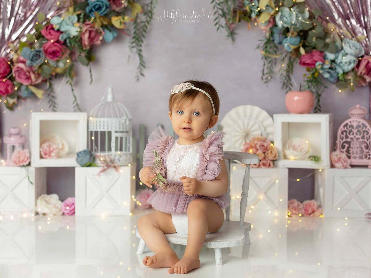 Fond photo bébé et smash cake Girly – arche fleurie avec cubes blancs et cages | Colors&Drops