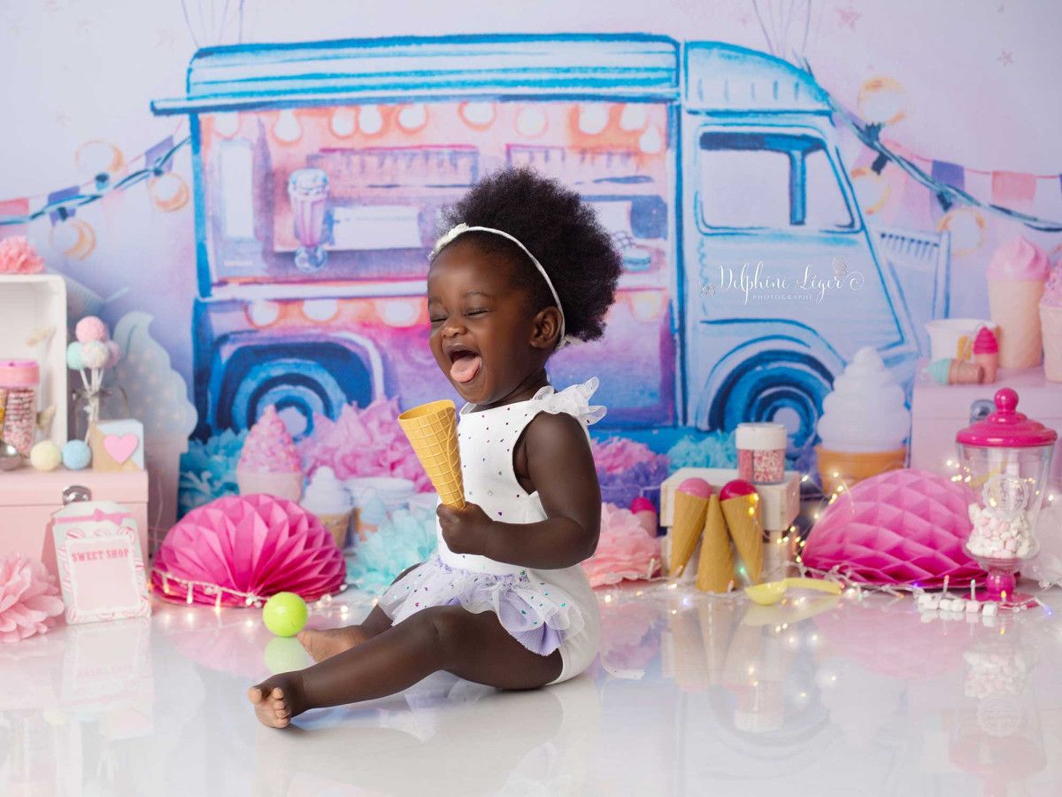 Fond photo bébé et smash cake Ice Cream Truck – camion de glaces avec ballons pastel | Colors&Drops