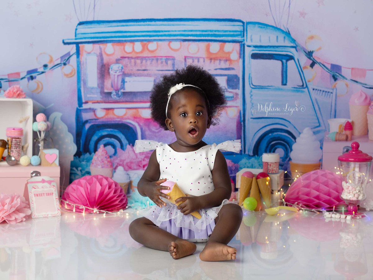 Fond photo bébé et smash cake Ice Cream Truck – camion de glaces avec ballons pastel | Colors&Drops