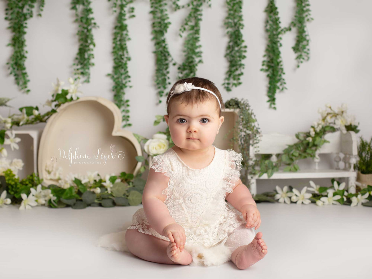 Fond photo bébé et smash cake Penelope – décor de verdure suspendue avec cœur en bois | Colors&Drops
