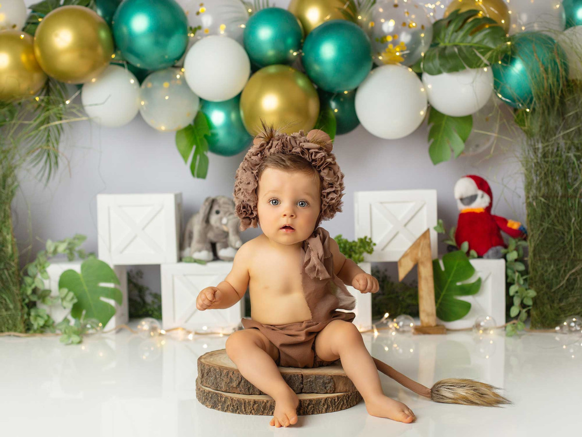 Baby & cake smash photo backdrop Jungle Party – gold and green balloon garland with leaves | Colors&Drops