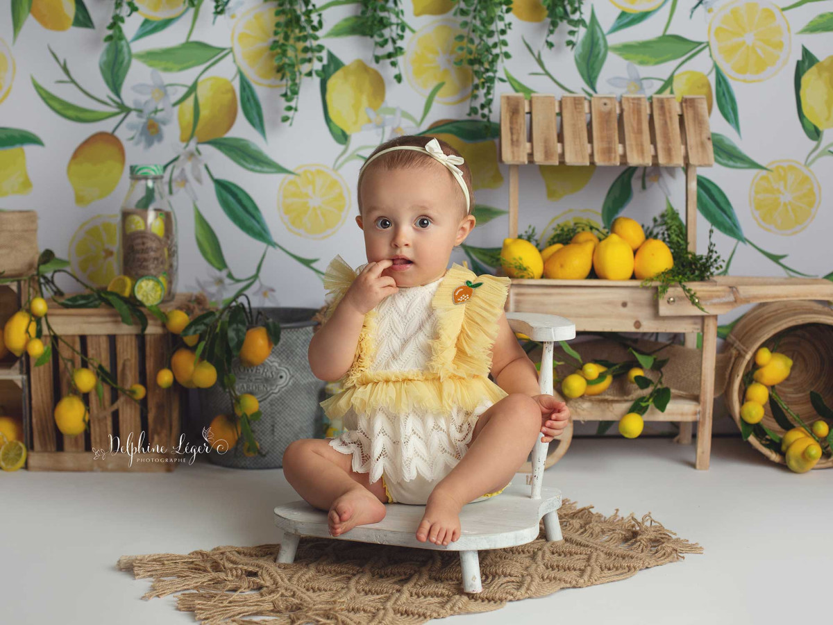 Baby & cake smash photo backdrop Limonade – lemonade stand with lemons and wooden crates | Colors&Drops
